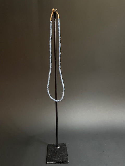 Collier de perles commerciales vintage du Ghana bleu 