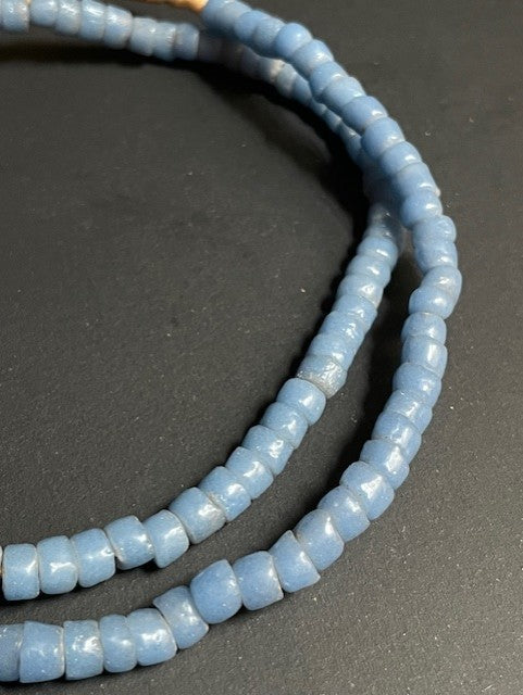 Collier de perles commerciales vintage du Ghana bleu 
