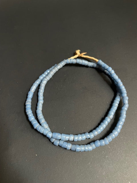 Collier de perles commerciales vintage du Ghana bleu 
