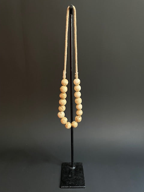 Collier de coquilles de conques fossiles du Népal 