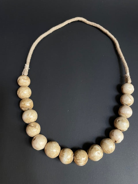 Collier de coquilles de conques fossiles du Népal 