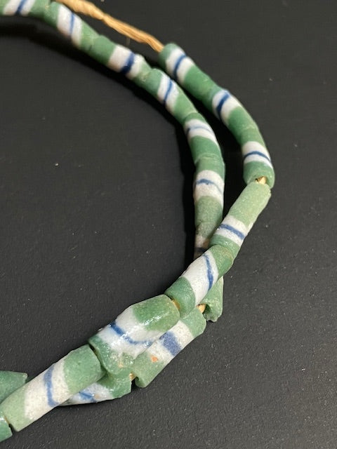 Vintage handelskralen ketting uit Ghana groen gestreept