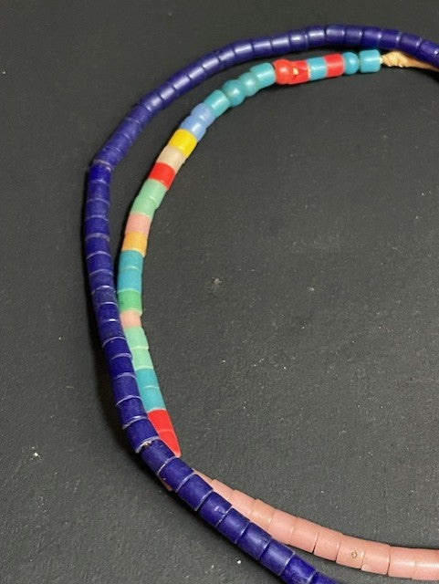 Vintage handelskralen ketting uit Ghana multicolor blauw rood