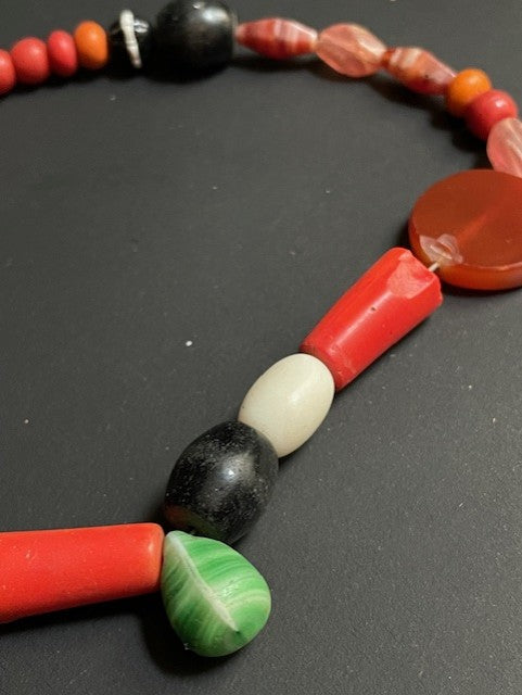 Collier de perles commerciales vintage du Ghana rouge