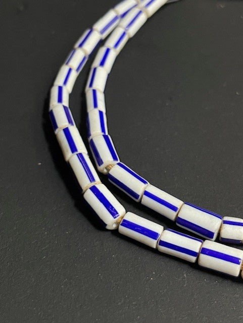 Collier de perles commerciales vintage du Ghana rayé blanc-bleu