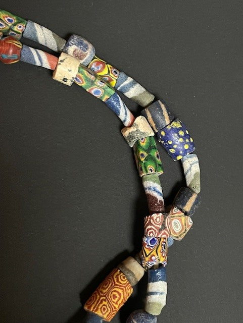 Vintage handelskralen ketting uit Ghana mix gestreept en millefiori