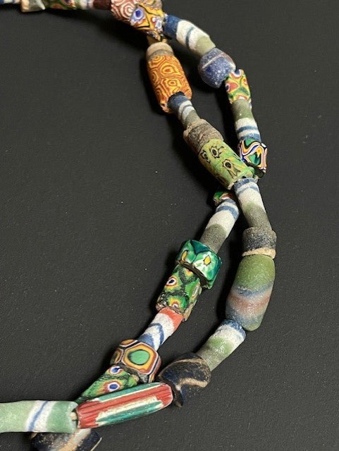 Vintage handelskralen ketting uit Ghana mix gestreept en millefiori