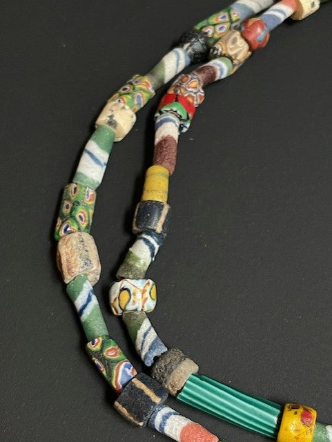 Vintage handelskralen ketting uit Ghana mix gestreept en millefiori