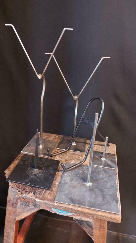 Zwart metalen standaard voor schaal - Rootz Gallery