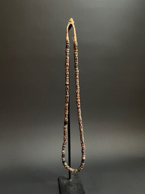 Long collier de perles de commerce vintage du Ghana noir-rouge-jaune 