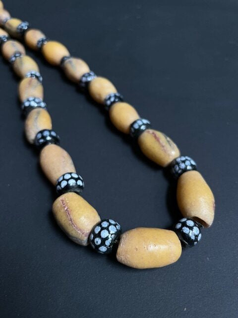 Collier de perles de commerce vintage du Ghana