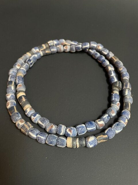 Long collier de perles de commerce vintage du Ghana bleu 
