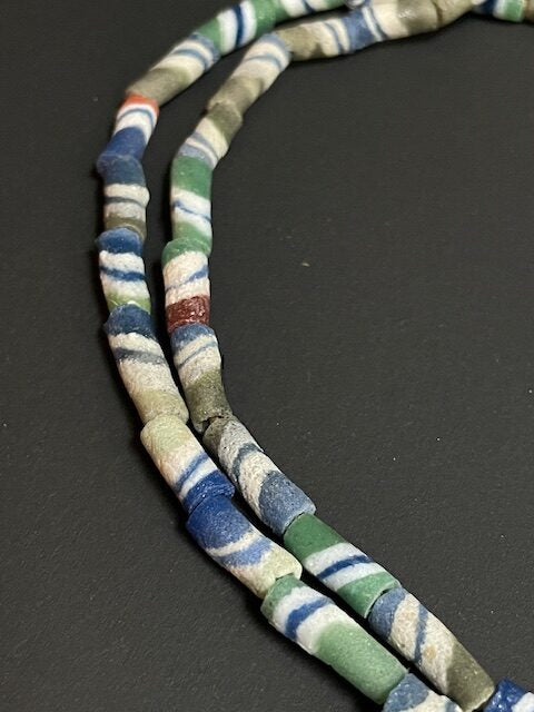Long collier de perles de commerce vintage du Ghana rayé multicolore 