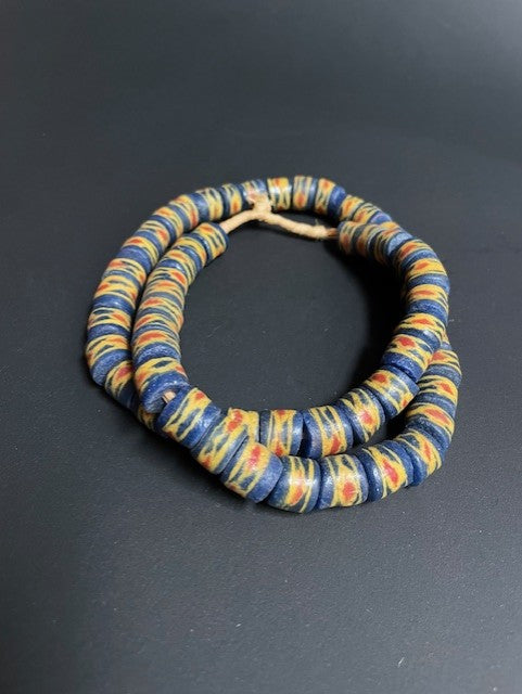 Collier de perles de commerce vintage du Ghana bleu-jaune-rouge 