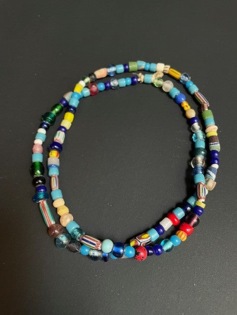 Collier de perles de commerce vintage du Ghana mélange de couleurs vives 