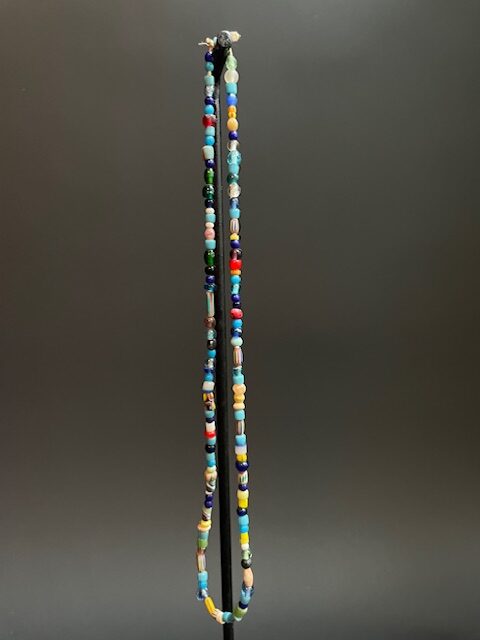 Collier de perles de commerce vintage du Ghana mélange de couleurs vives 