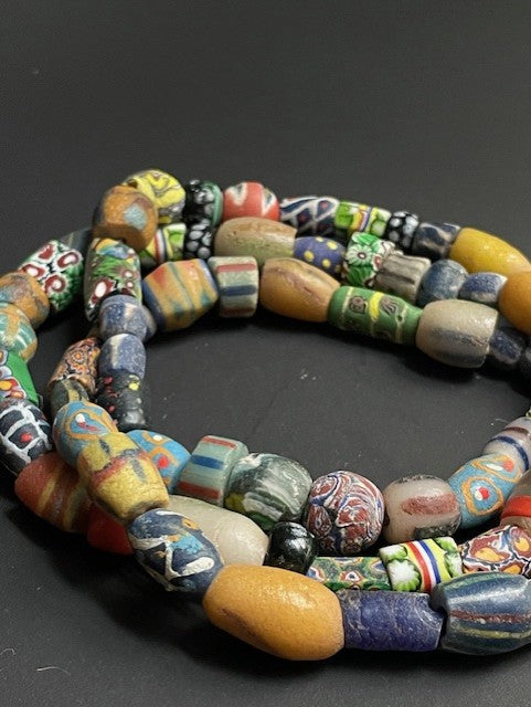Lange vintage handelskralen ketting uit Ghana millefiori mix