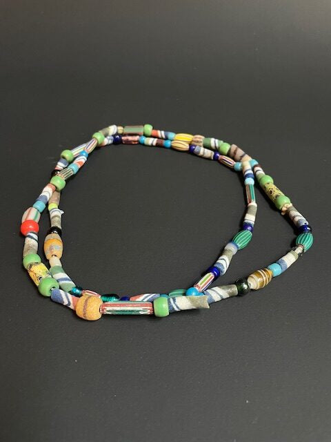 Long collier de perles de commerce vintage du Ghana mélange de couleurs rayé 