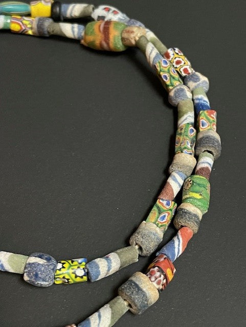 Collier de perles de commerce vintage du Ghana mélange rayé et millefiori 