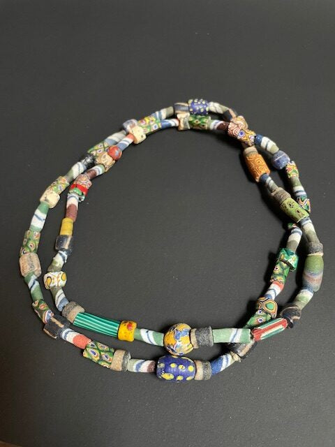 Vintage handelskralen ketting uit Ghana mix gestreept en millefiori
