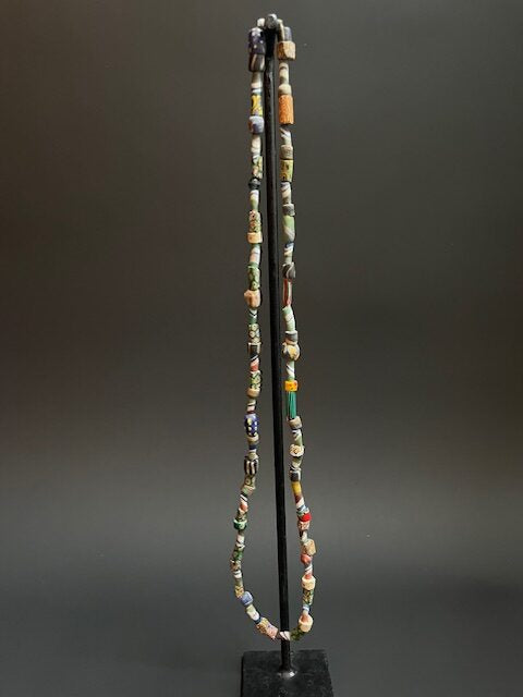 Long collier de perles de commerce vintage du Ghana mélange rayé et millefiori 