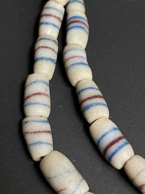 Long collier de perles de commerce vintage du Ghana rayé blanc 