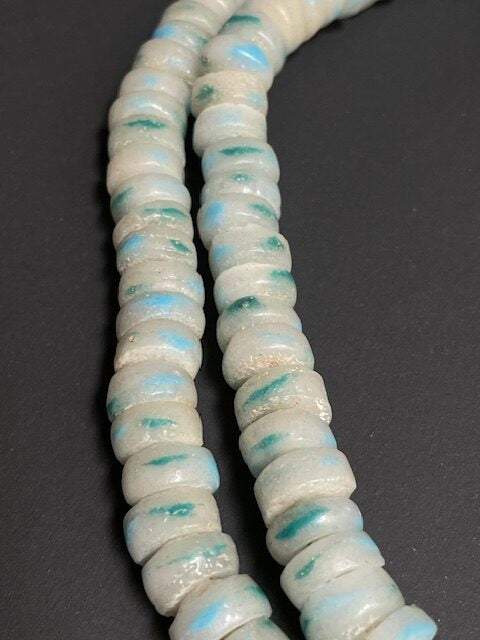 Long collier de perles de commerce vintage du Ghana blancs pointillé
