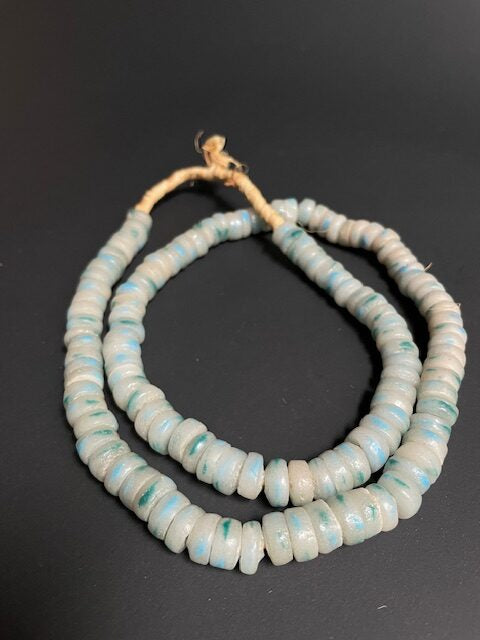 Long collier de perles de commerce vintage du Ghana blancs pointillé