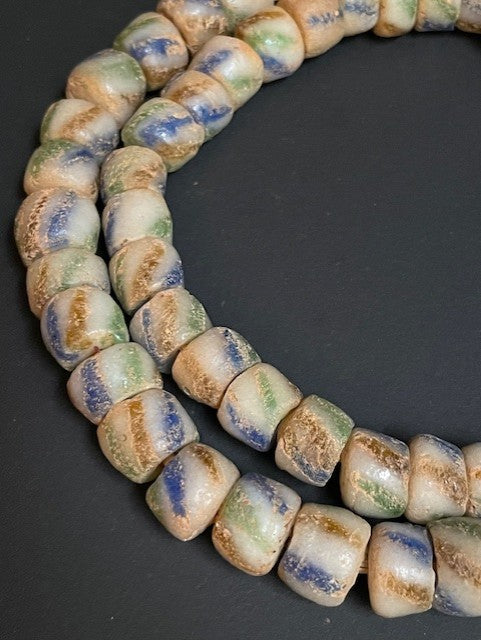 Vintage handelskralen ketting uit Ghana wit gestreept