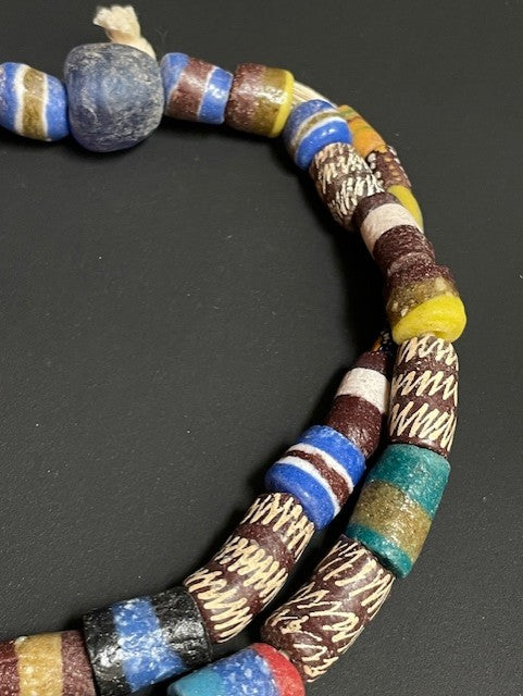 Long collier de perles de commerce vintage du Ghana zigzag 