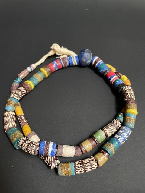 Long collier de perles de commerce vintage du Ghana zigzag 