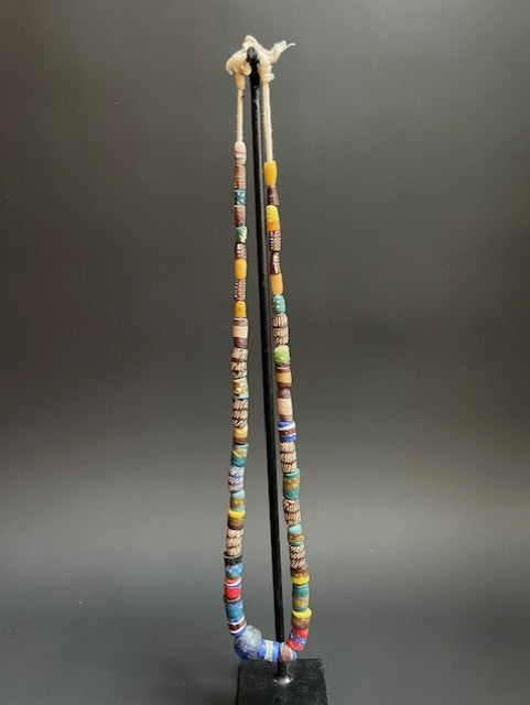Long collier de perles de commerce vintage du Ghana zigzag 