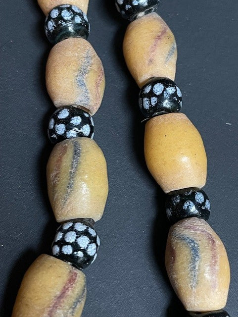 Collier de perles de commerce vintage du Ghana