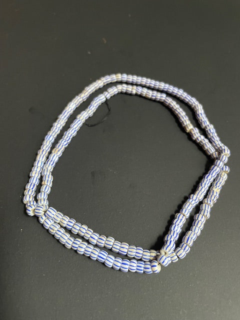 Vintage handelskralen ketting uit Ghana blauw-wit