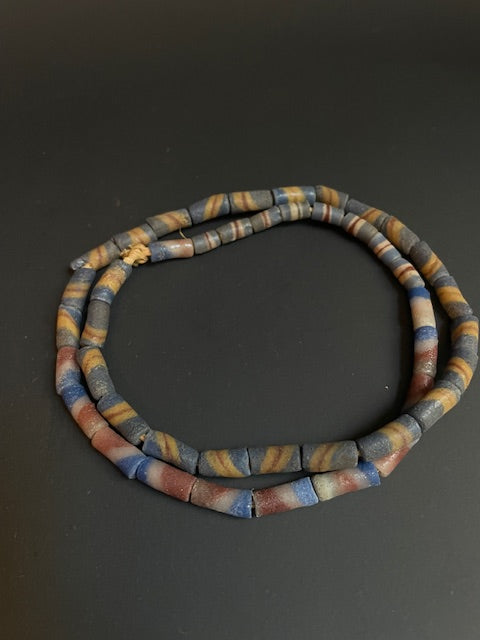 Vintage handelskralen ketting uit Ghana blauw gestreept