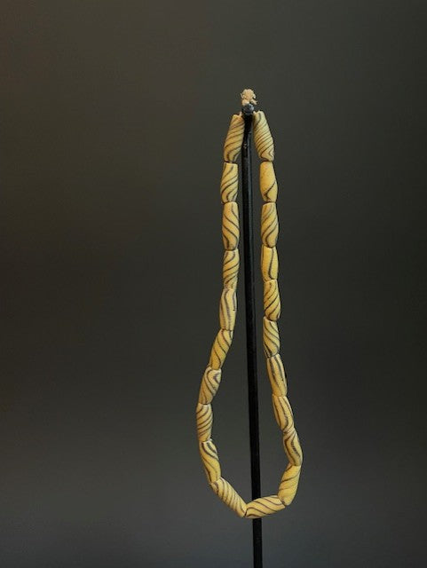 Collier de perles commerciales vintage du Ghana jaune-brun 