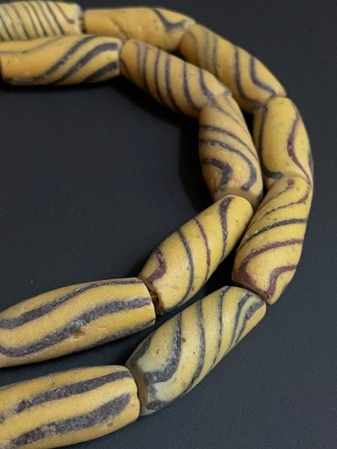 Collier de perles commerciales vintage du Ghana jaune-brun 
