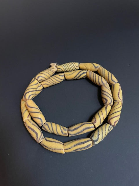 Collier de perles commerciales vintage du Ghana jaune-brun 