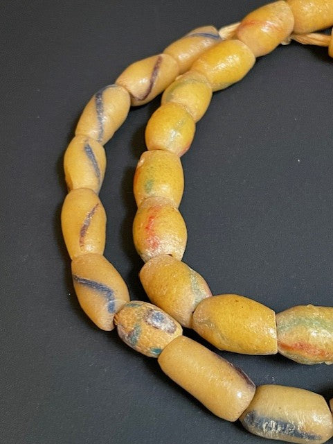Collier de perles commerciales vintage du Ghana jaune 