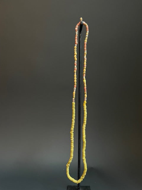 Long collier de perles commerciales vintage du Ghana jaune 