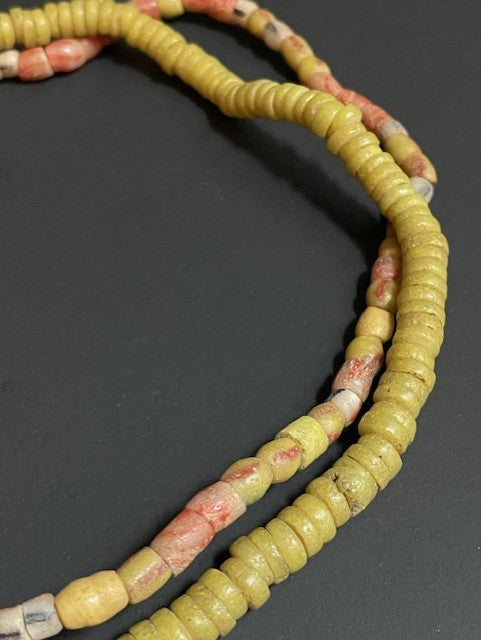 Long collier de perles commerciales vintage du Ghana jaune 