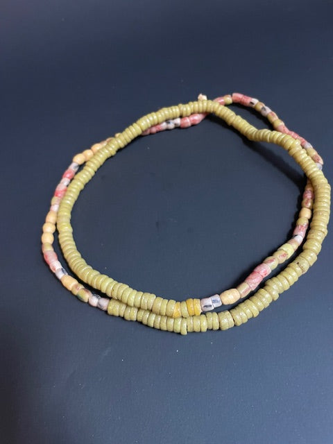 Long collier de perles commerciales vintage du Ghana jaune 