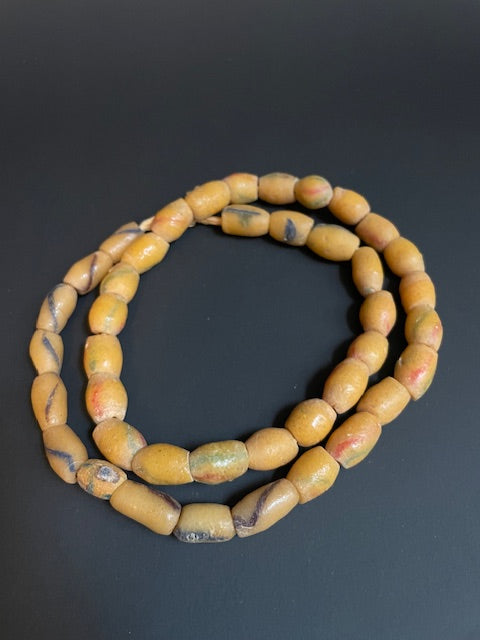 Collier de perles commerciales vintage du Ghana jaune 