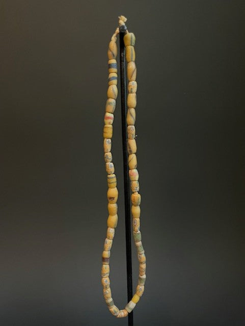 collier de perles commerciales vintage du mélange jaune du Ghana 