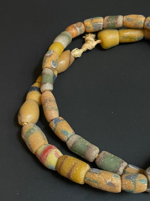 collier de perles commerciales vintage du mélange jaune du Ghana 
