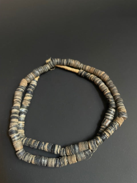 Vintage handelskralen ketting uit Ghana grijs-blauw