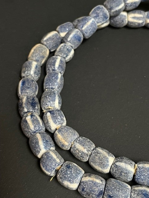 Long collier de perles de commerce vintage du Ghana multicolore