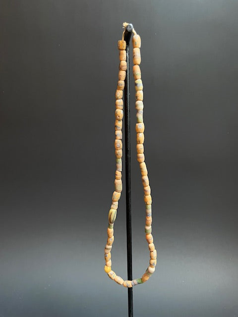 Long collier de perles de commerce vintage du Ghana multicolore