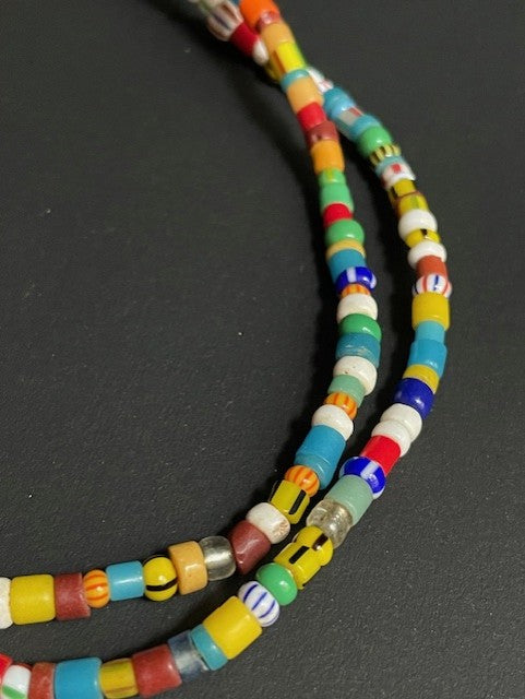Vintage handelskralen ketting uit Ghana kleurrijk