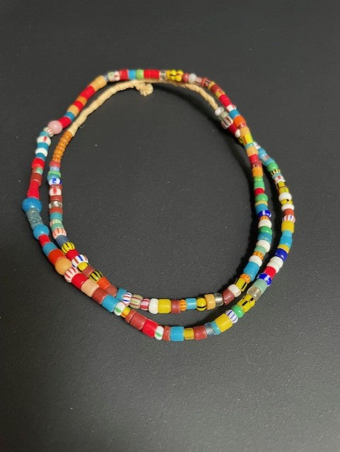 Vintage handelskralen ketting uit Ghana kleurrijk